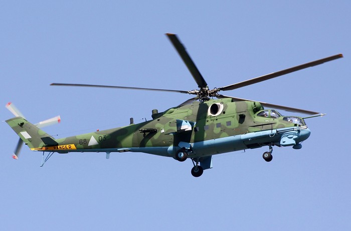 Mi-35 được trang bị pháo 2 nòng GSh-23L cỡ 23mm. Hai cánh nhỏ trên thân mang được 8 tên lửa chống tăng AT-6 Spiral, rocket cỡ 80/240mm.